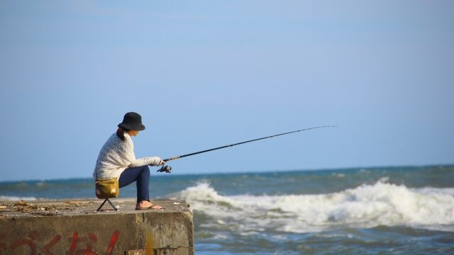 エギングをする人