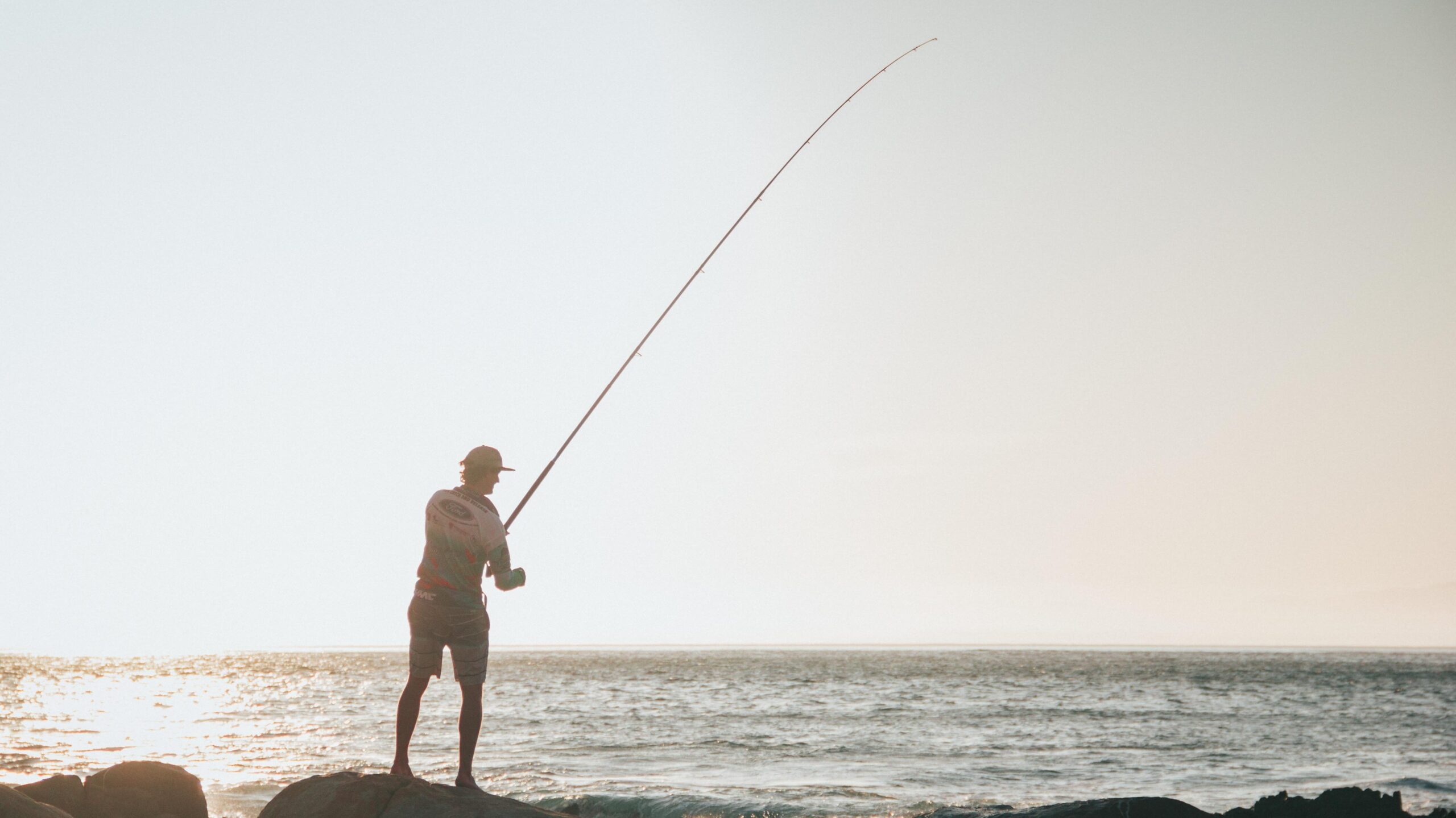 釣りをする男性