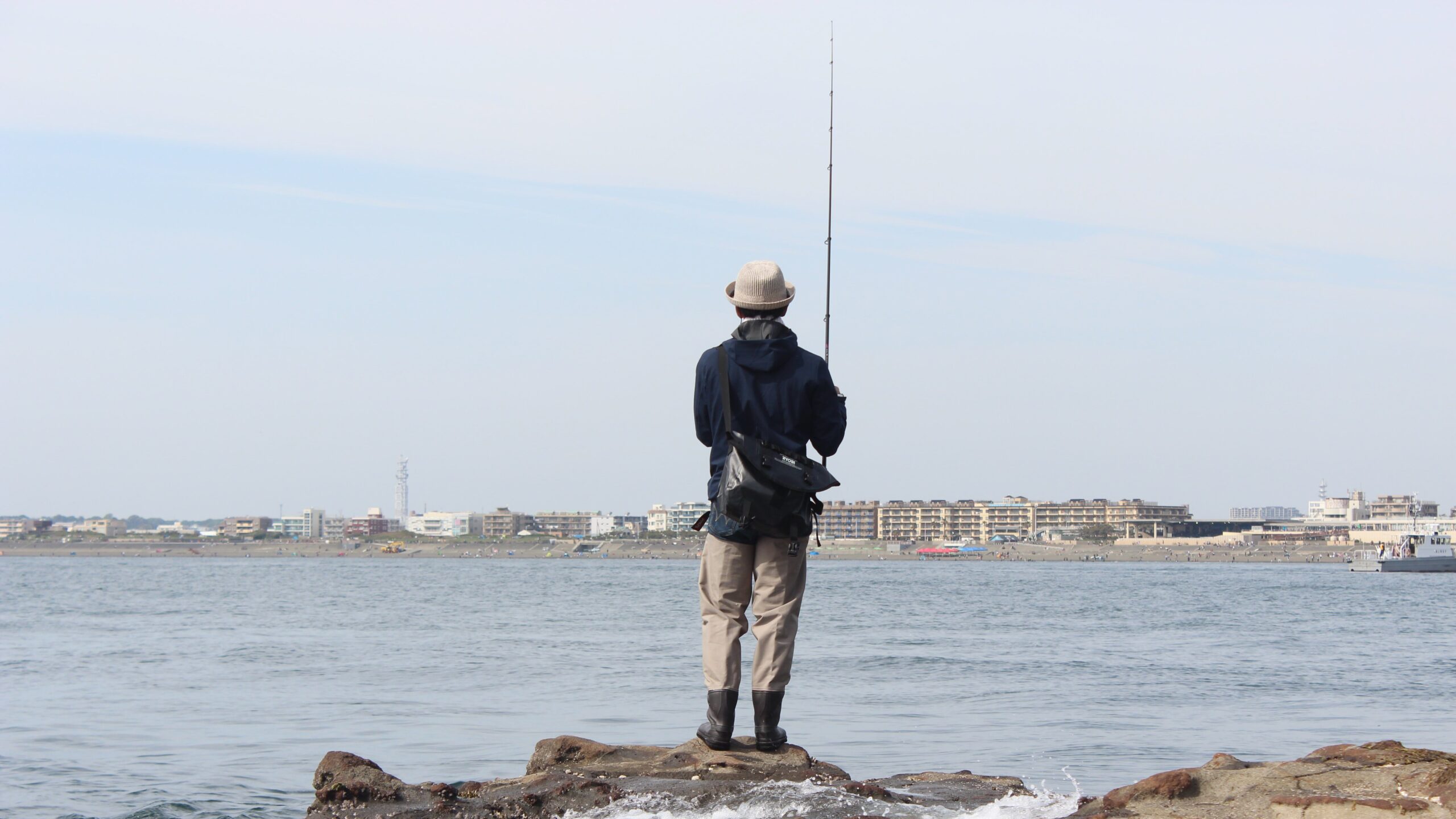 春イカエギングをする人