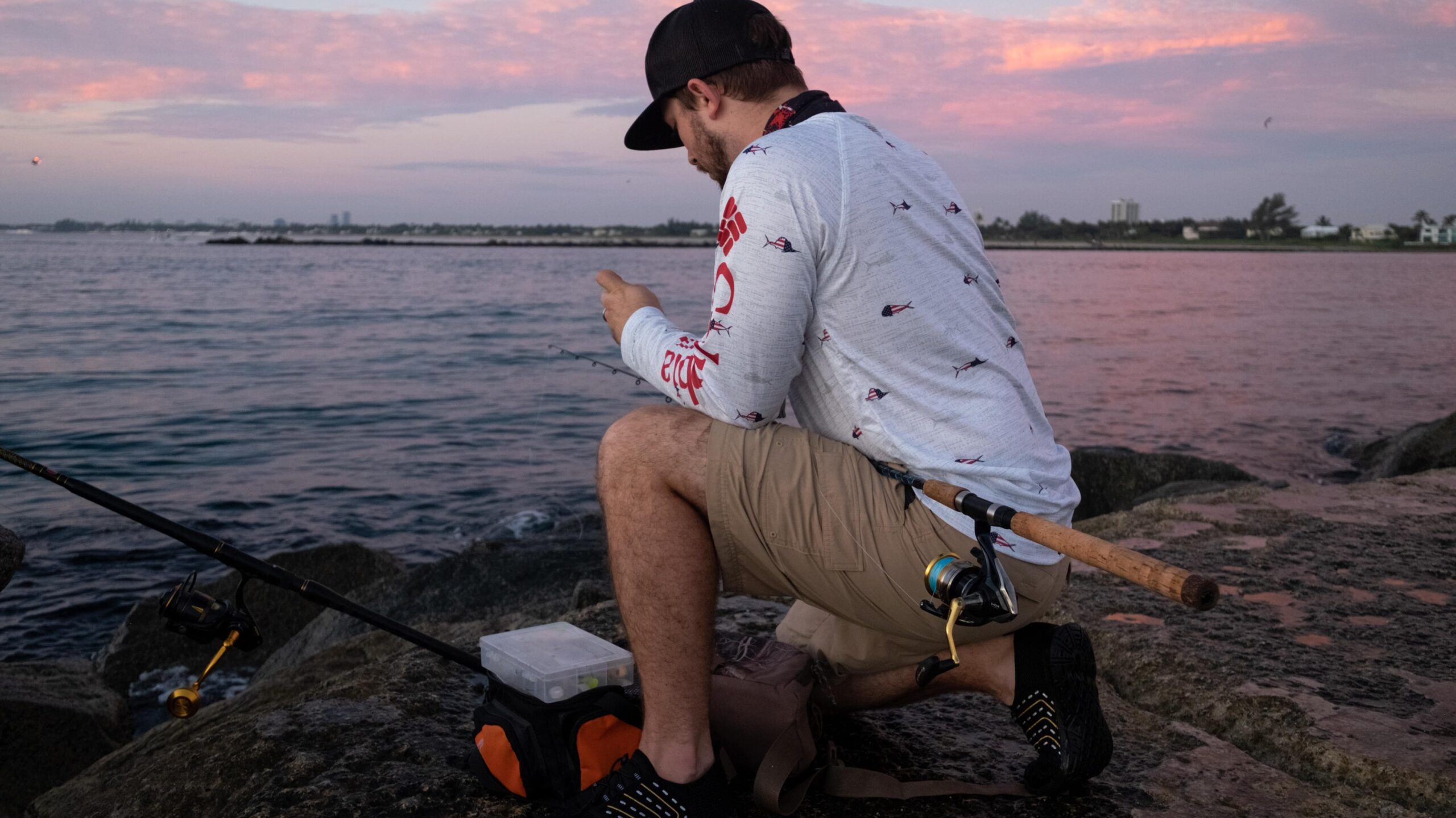釣りタックルを準備する人